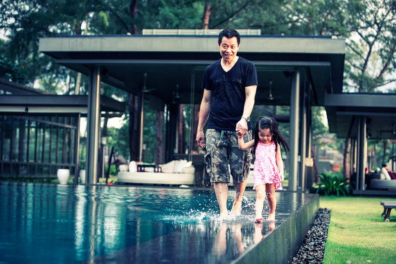 Koh Lipe is suitable for any kind of tourist need, from a group of friends, lovers, honeymoon couples, wedding couple, and family vacations. Lipe island photographers we're love and dedicate to take photographs your moment with your family and give you the best beautiful moment of you with your family.